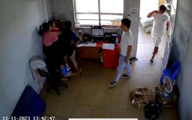 Đang bán vé trong trụ sở, nhân viên bến xe bất ngờ bị tấn công