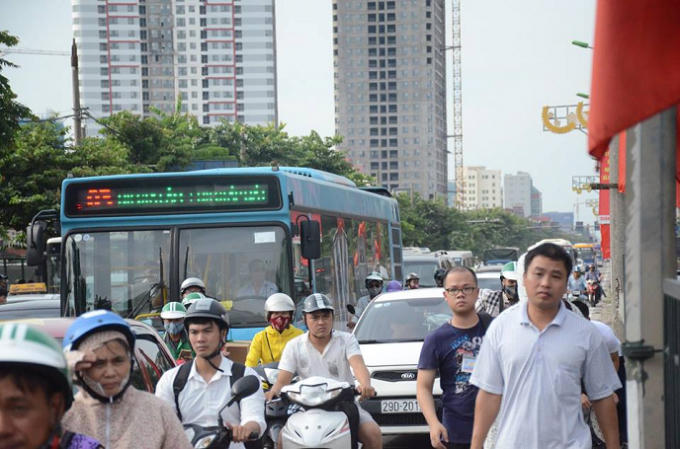 Nhiều tuyến đường đông cứng dòng xe.