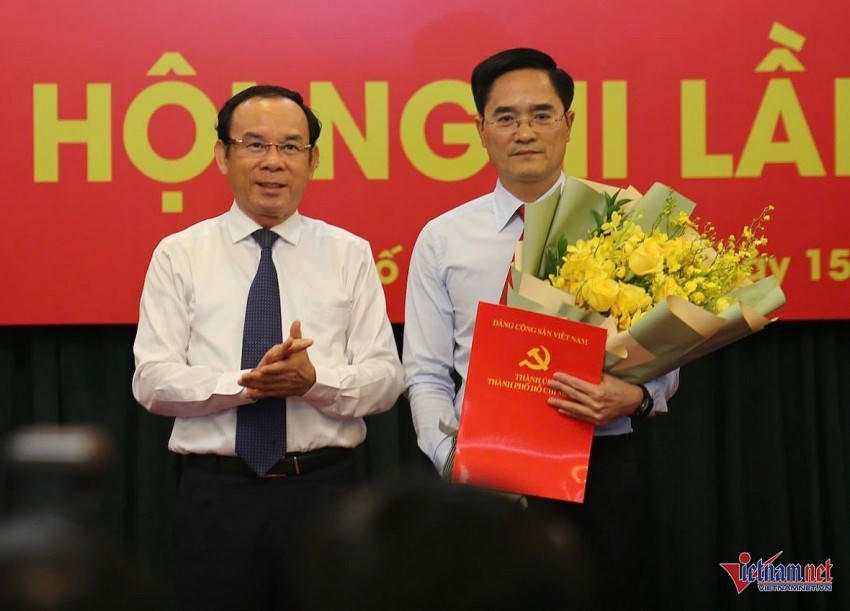 Bí thư Thành uỷ TPHCM Nguyễn Văn Nên trao quyết định cho ông Trần Quang Lâm.