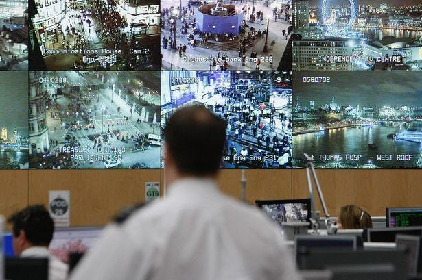 Trung tâm giám sát an ninh tại London đã sẵn sàng làm nhiệm vụ đêm giao thừa. Ảnh: Getty.