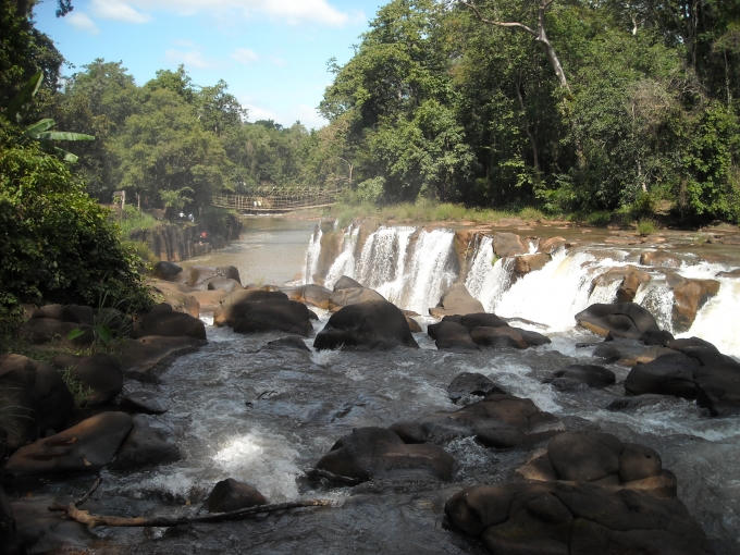 Thác nước ở miền tây Xứ Nghệ (ảnh: Minh Long).