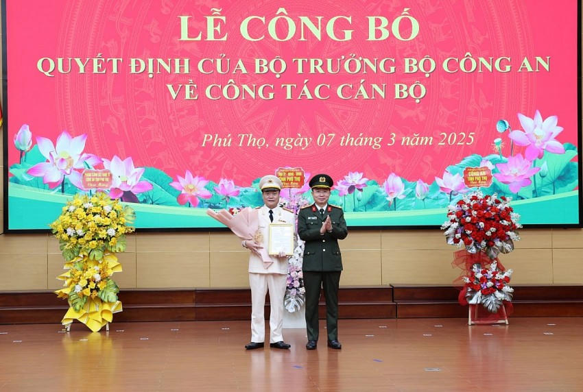 Đại tá Nguyễn Minh Tuấn Giám đốc Công an tỉnh Phú Thọ trao Quyết định bổ nhiệm cho Thượng tá Bùi Quang Khoa