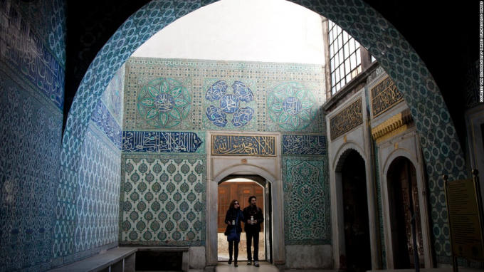 Thành phố Istabul là nhân chứng của những chặng đường lịch sử huy hoàng khi 3 đế chế La Mã, Byzantine và Ottman từng ngự trị ở đây. Ngoài ra, cung điện Topkapi của thành phố này còn lưu giữ những hiện vật thuộc về nhà tiên tri Moses.