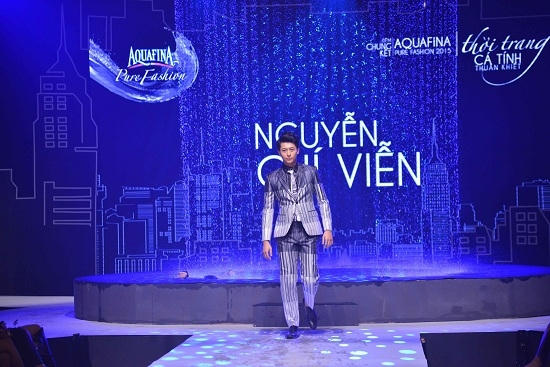 Thanh Hằng khoe vòng 1 gợi cảm với bộ đồ menwear cá tính