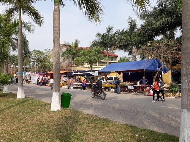 Hàng quán dọc hai bên đường cạnh trụ sở Huyện ủy và UBND huyện Tiên Du.