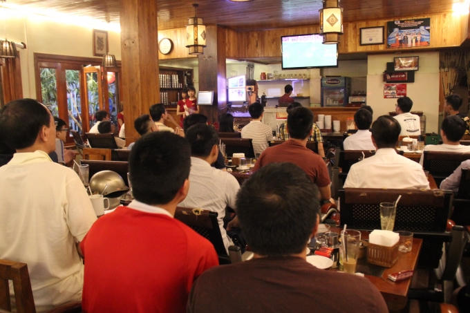 Trận đấu diễn ra khá sớm (18h‘ 30’ theo giờ Việt Nam) rất nhiều người tìm những quán Cafe có chỗ ngồi thoải mái để thưởng thức trận bóng này.