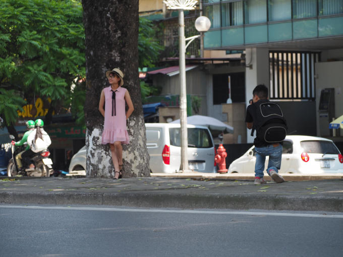 Bạn Trần Thị Hiền (Sinh viên trường Học viện tài chính) cho biết: "Mình cũng thi thoảng đến đây để chụp ảnh vì hàng cây này rất đẹp. Trước thông tin hàng cây này sẽ bị di dời mình cảm thấy rất nuối tiếc".