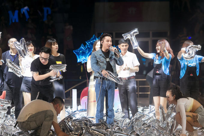 Rất nhiều chữ cái tên của nam ca sĩ trên sân khấu