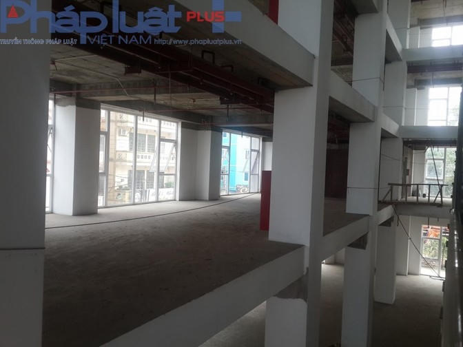 Nhiều hạng mục của tòa nhà chưa hoàn thiện, vẫn đang trong quá trình thi công.