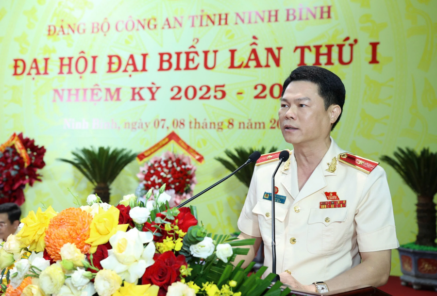 Thiếu tướng Nguyễn Hữu Mạnh, Giám đốc Công an tỉnh Ninh Bình phát biểu tại Đại hội.