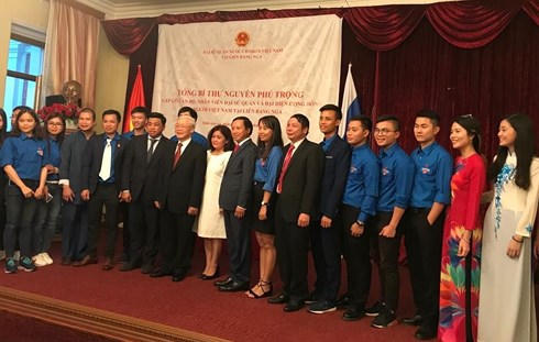 Tổng Bí thư thăm Đại sứ quán và cộng đồng người Việt tại Nga