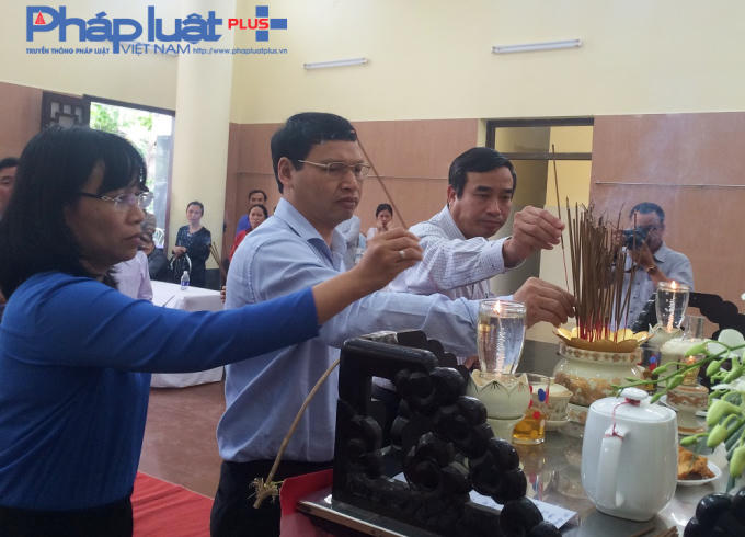 Theo bà Nguyễn Thị Anh Thi (áo xanh), chủ tịch UBND quận Ngũ Hành Sơn, thì hoàn cảnh của nạn nhân Nguyễn Thị Thu (52 tuổi, trú xã Bình Định, huyện Thăng Bình, tỉnh Quảng Nam) vô cùng khó khăn. Lại có bố, mẹ già 80 tuổi ở quê không ai chăm nom. Phía UBND quận đóng góp 10 triệu riêng để hỗ trợ cho trường hợp này.