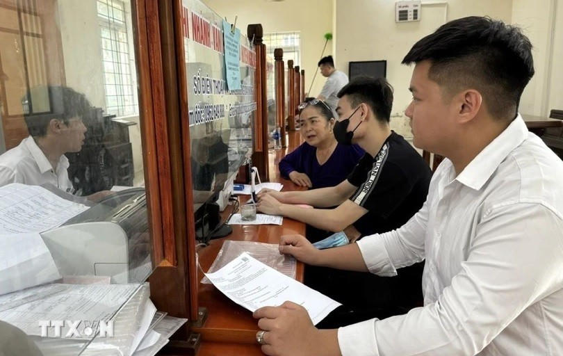 Người dân thực hiện thủ tục hành chính. (Ảnh minh họa. Nguồn: TTXVN)