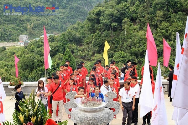 Ngoài ra, Hành trình đỏ còn tổ chức nhiều hoạt động sôi động, ý nghĩa như diễu hành trên các tuyến phố chính, phát tờ rơi tuyên truyền về bệnh tan máu bẩm sinh, dâng hương tại các nghĩa trang liệt sĩ, đền thờ Chủ tịch Hồ Chí Minh, tổ chức các đêm Gala khai mạc ngày hội hiến máu mang đậm sắc màu địa phương. Qua đó giúp người dân có cơ hội được biết tới một chiến dịch vận động hiến máu lớn như Hành trình Đỏ, để từ đó kêu gọi toàn dân tham gia hiến máu cứu người, thể hiện lòng nhân ái, sự sẻ chia yêu thương của người dân Việt.