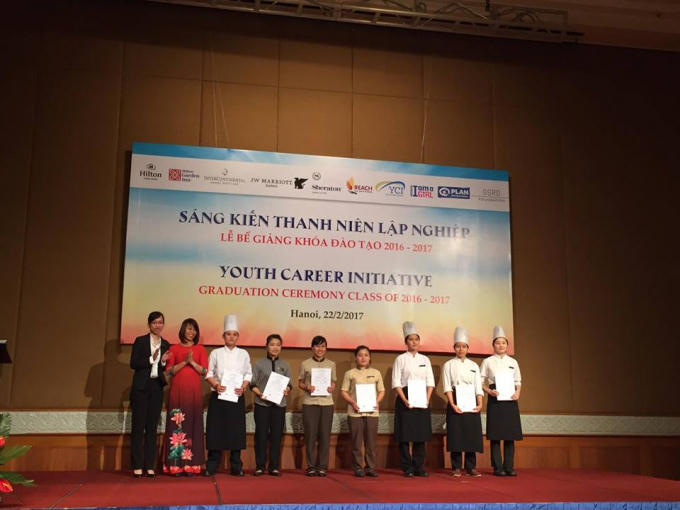 Học viên YCI 2016 - 2017 nhận chứng chỉ từ các đại diện khối khách sạn cao cấp.