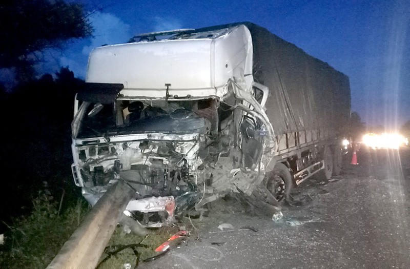 Cả hai xe cùng biến dạng sau vụ tai nạn thảm khốc.