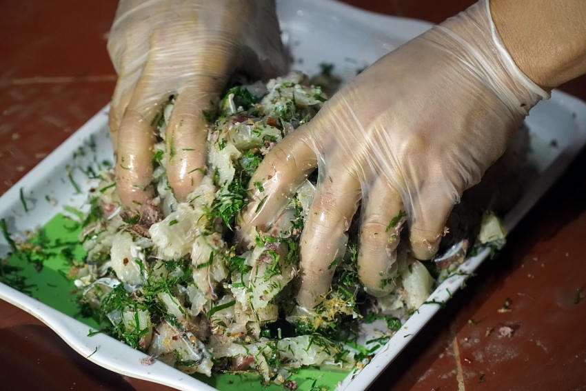 Gỏi cá Bỗng là một món ăn khá cầu kỳ và ngon miệng. (Ảnh: Phàn Họ).