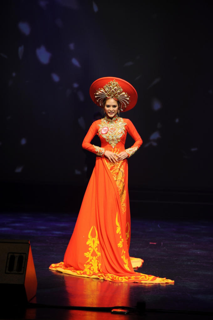 Dy Khả H&acirc;n ngất xỉu trong gi&acirc;y ph&uacute;t đăng quang Hoa hậu Việt Nam Thế giới 2018