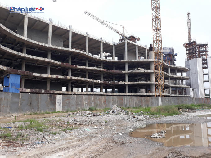 Đường vào dự án đất đá ngổn ngang, nhiều vũng nước ứ đọng.