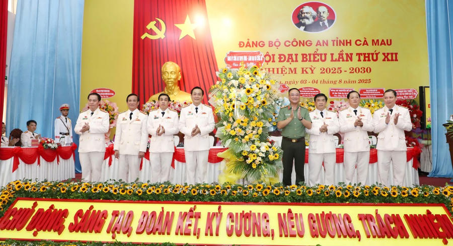 Thượng tướng Phạm Thế Tùng - Uỷ viên BTV Đảng ủy Công an Trung ương, Thứ trưởng Bộ Công an, tặng hoa chúc mừng Đại hội Đại biểu Đảng bộ Công an tỉnh Cà Mau.