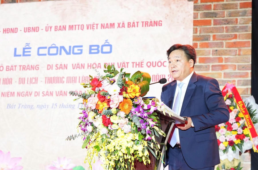 Chủ tịch UBND xã Bát Tràng Hoàng Tiến Dũng phát biểu.