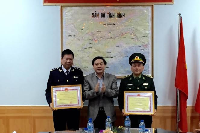 Ông Đặng Bá Bắc, Phó Bí thư Huyện ủy, Chủ tịch UBND huyện Bình Liêu tặng bằng khen cho các đơn vị, cá nhân có thành tích xuất sắc trong công tác phòng chống buôn lậu.