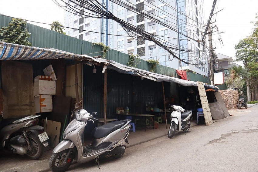 Nhiều lều lán, quán ăn, quán nước xung quanh.