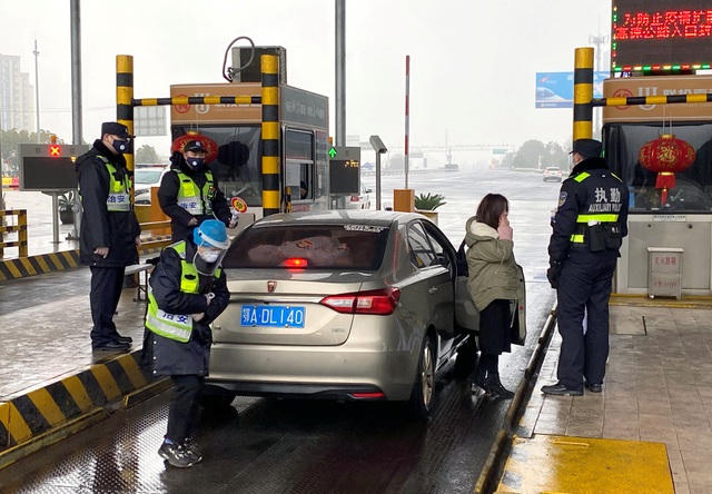 Trung Quốc đang đón chờ đón năm mới trong sự lo lắng khi dịch viêm phổi lạ đã bùng phát từ thành phố Vũ Hán, tỉnh Hồ Bắc, khi hơn 1.000 người nghi nhiễm vi rút này và 26 người tử vong. Trong ảnh: Cảnh sát Trung Quốc đeo khẩu trang kiểm tra xe hơi xem có mang động vật hoang dã hay không. Vi rút corona được cho là bắt nguồn từ một khu chợ chuyên bán các động vật hoang dã ở thành phố Vũ Hán từ cuối năm ngoái.