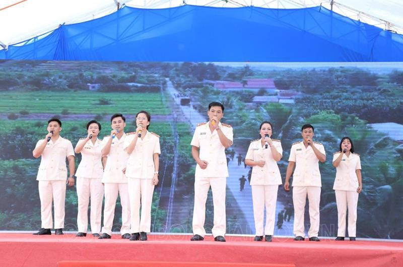 CBCS Công an tỉnh giao lưu văn nghệ và tặng quà người dân