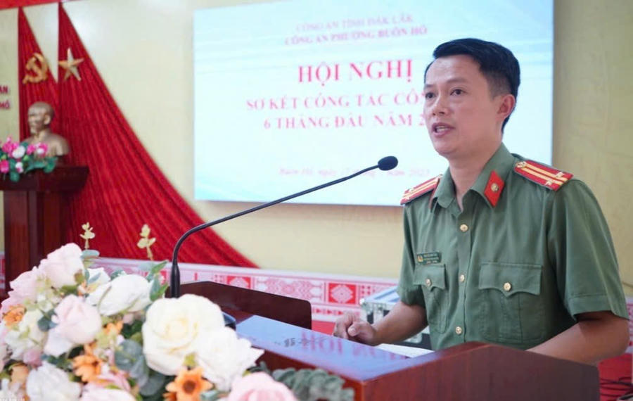 Trung tá Nguyễn Kim Thái, Trưởng Công an phường Buôn Hồ phát biểu tại hội nghị. Ảnh: Báo Đắk Lắk