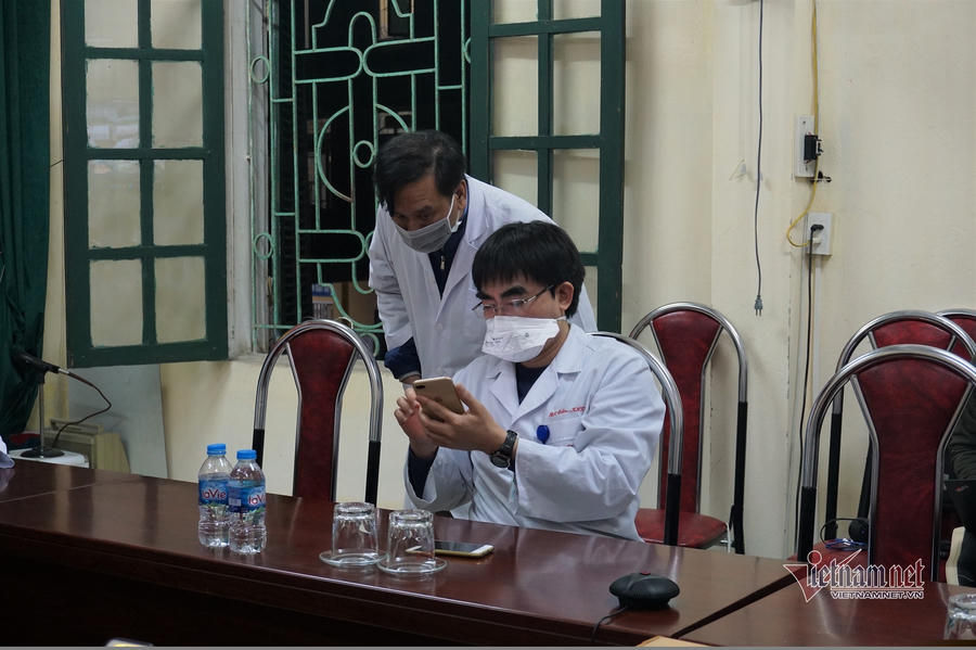 Các bác sĩ hội chẩn trực tuyến về tình hình ca nặng