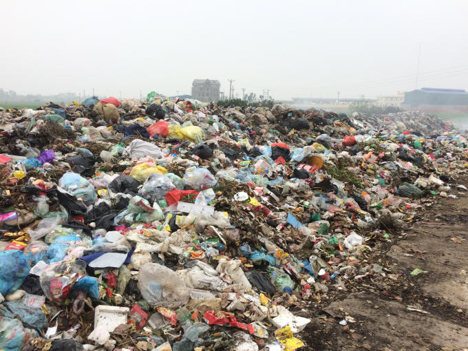 Người dân cho biết, bãi rác này cách nghĩa trang liệt sĩ của xã 150m, sát nghĩa trang dân sự của dân và cách trường Mầm Non 300 theo đúng hương gió thổi.