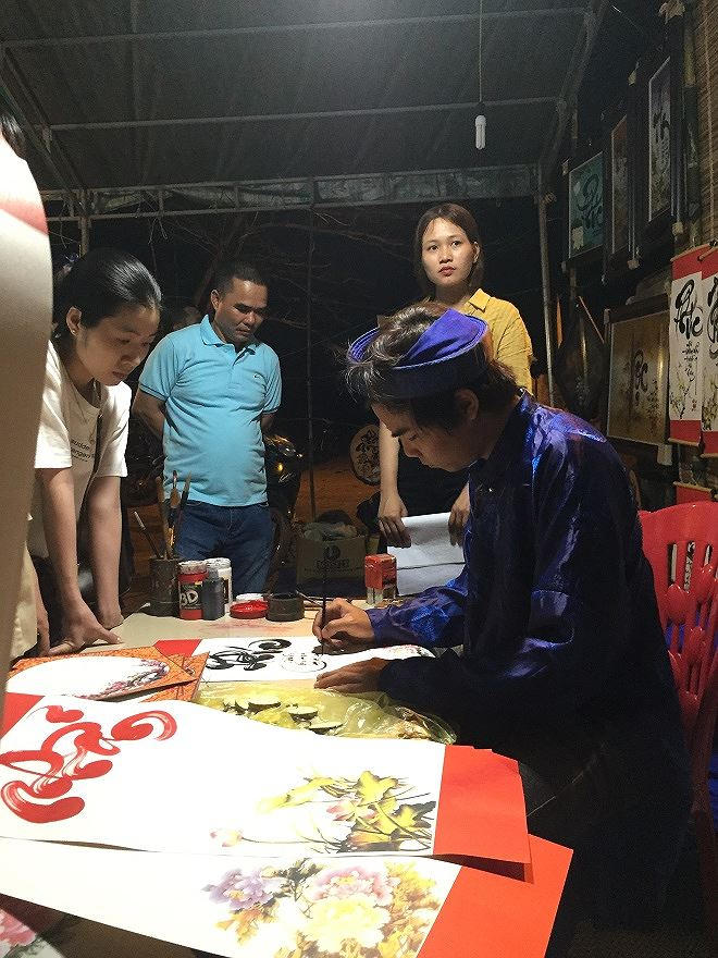 Ông đồ cho chữ.