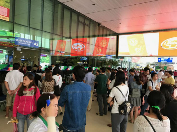 Khu vực ga đến của sân bay Tân Sơn Nhất khá đông khách nhưng không xảy ra tình trạng ùn tắc.