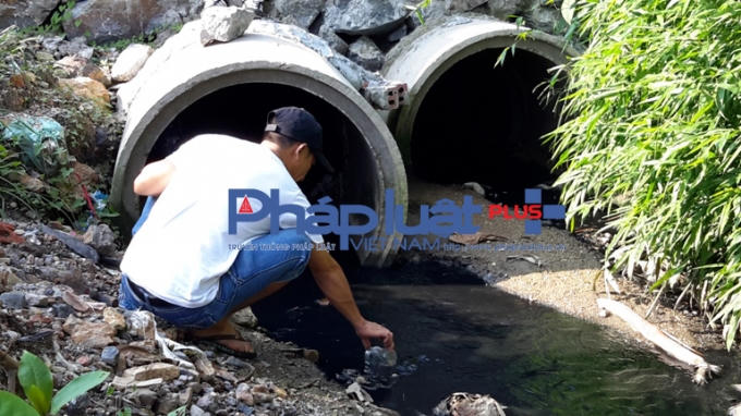 Nước thải chảy qua một hệ thống cống ngầm và đổ ra một rãnh nước đổ ra kênh lớn.