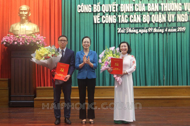 Đồng chí Nguyễn  Thị Nghĩa trao quyết định và chúc mừng đồng chí Đào Khánh Hà, Đào Trọng Đức.