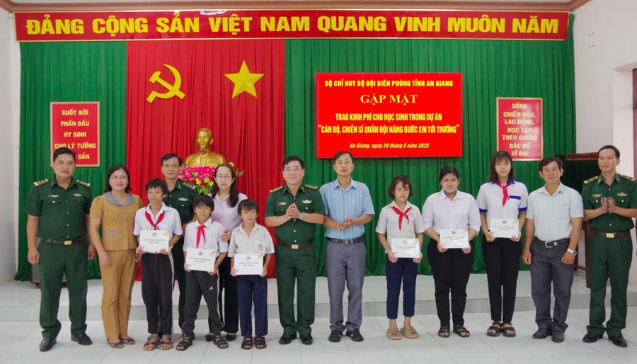 Trao kinh phí cho các em học sinh