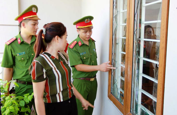 Cửa kính bà Nhung bị ném mìn vỡ nát toàn bộ. (Ảnh: Công an cung cấp)