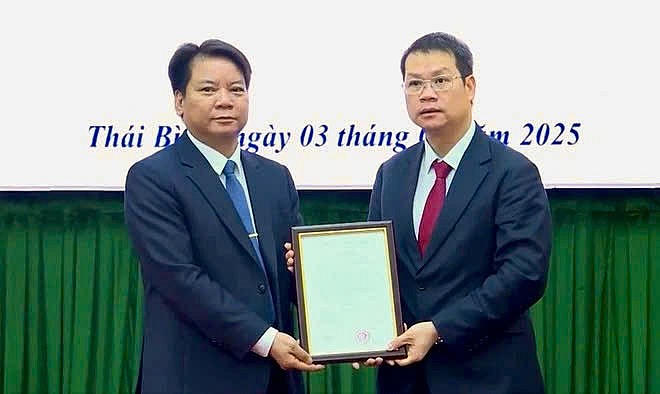 Ông Nguyễn Ngọc Hà (bên trái) được bổ nhiệm chức vụ Giám đốc Sở GD&ĐT. (Ảnh: TTXVN)