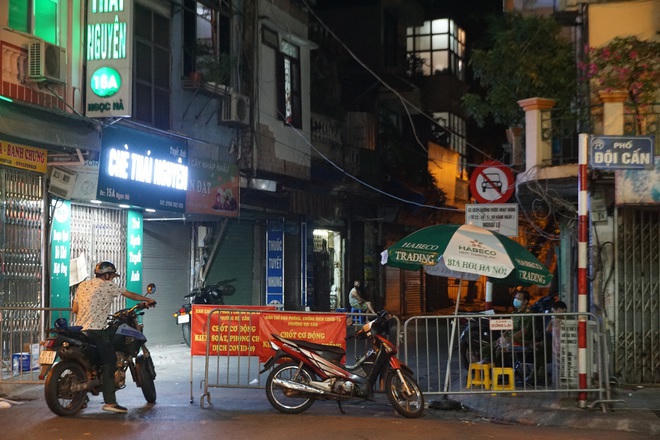2 đoạn đầu vào khu vực chợ Ngọc Hà, trên phố Ngọc Hà được lực lượng chức năng dựng rào chắn, kiểm soát người dân ra vào (Ảnh: Văn Yên).