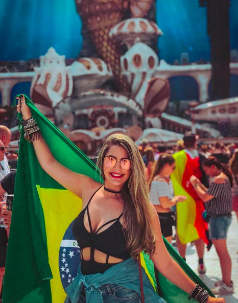 Các cô gái còn mang theo lá cờ nước mình. @youandmerecife