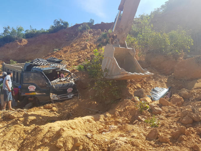 Hiện trường vụ sụt lún đất đá, khiến hai xe tải bị hư hỏng nặng, một tài xế đã bị gãy chân.