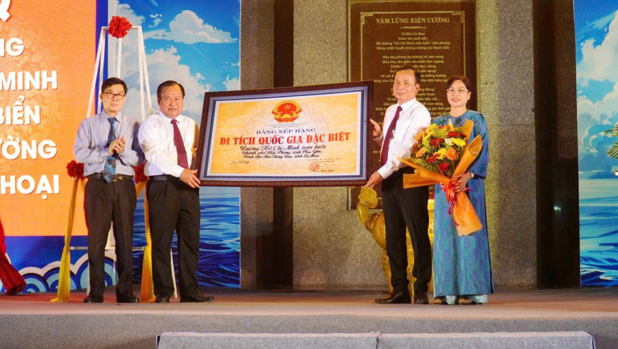 Ông Nguyễn Minh Luân - Ủy viên BTV Tỉnh ủy, Phó Chủ tịch UBND tỉnh Cà Mau và bà Lê Thị Nhung - Ủy viên BTV Tỉnh ủy, Phó Chủ tịch điều hành HĐND tỉnh, nhận Bằng xếp hạng Di tích quốc gia đặc biệt đường Hồ Chí Minh trên biển (Bến Vàm Lũng).