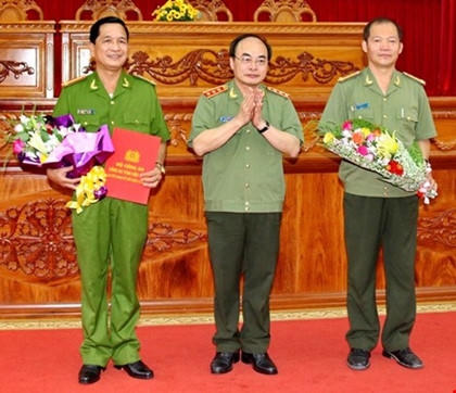 Thượng tướng Bùi Quang Bền, Thứ trưởng Bộ Công an trao các Quyết định của Bộ trưởng Bộ Công an cho Đại tá Nguyễn Hải Sơn (phải) và Đại tá Phan Hoàng Lắm (trái).
