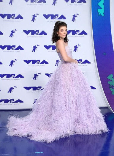 Tiếp đến là Lorde mơ mộng với đầm công chúa. Ảnh: Variety.com & Vulture.com