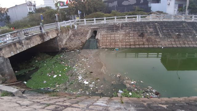 Đoạn kênh dài gần 2km đổi màu xanh khác lạ, bốc mùi hôi khó chịu từ ngày 18/4