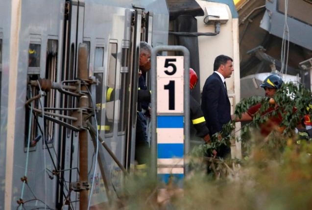 Thủ tướng Matteo Renzi đến hiện trường vụ tai nạn và cho biết đó là "khoảnh khắc của nước mắt" và "chúng ta cần nhanh chóng xác minh và truy tố bất kỳ ai chịu trách nhiệm". (Ảnh: Reuters)