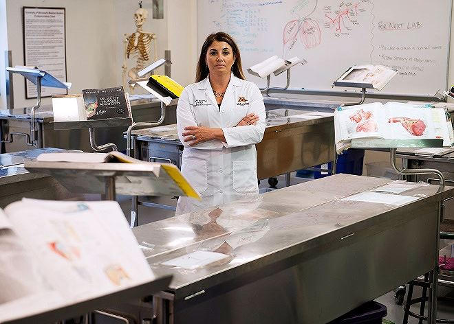 Bà Angela McArthur.