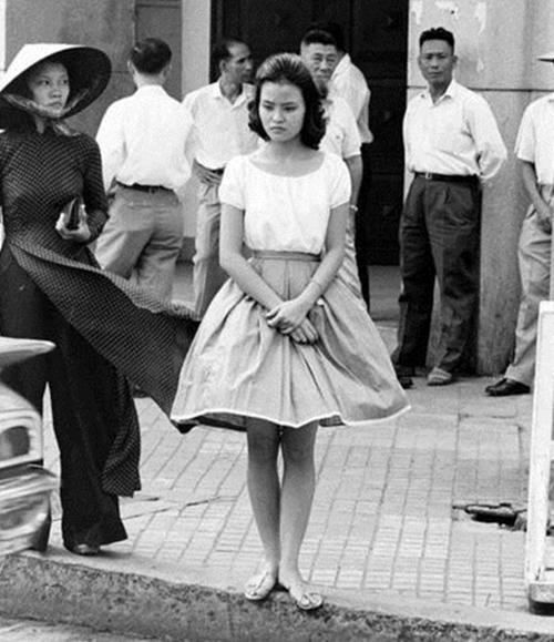 Chiếc váy xòe bồng áo cổ thuyền trông rất... ngây thơ.