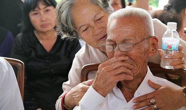 M&ocirc;̣t người d&acirc;n xúc đ&ocirc;̣ng trước linh cữu nguy&ecirc;n Thủ tướng Phan Văn Khải.